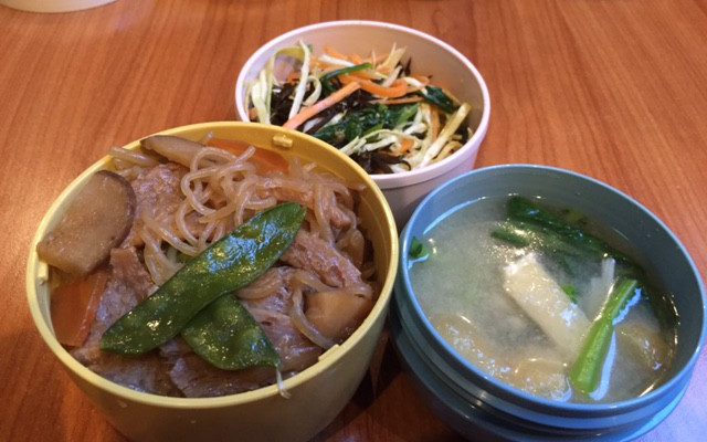 ごぼうと大豆ミートのすき焼き丼ほか