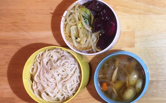 野菜たっぷり醤油うどん、紫芋大学芋ほか