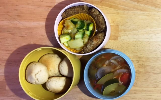 オーツ麦とごぼうの豆腐ハンバーグ、夏野菜スープほか